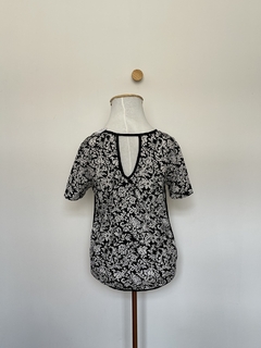 Blusa floral da marca Opção - comprar online