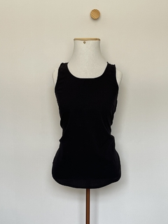 Camiseta feminina preta básica na internet