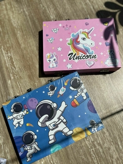 VALIJA ARTE MADERA UNICORNIO/ASTRONAUTA 59 PIEZAS - CLOSET IMPORTADOS