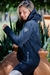 campera con capucha frisada gris melange (C75)