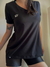 remera cuello V y detalle de mangas en internet