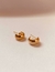 Brinco Argola Pequena Com Detalhes No Meio Folheada Em Ouro 18k - Maria Portto Joias 