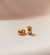 Brinco Argola Pequena Com Detalhes No Meio Folheada Em Ouro 18k na internet