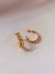 Brinco De Argola Pequena Detalhes Escama De Peixe Folheada Em ouro 18k - Maria Portto Joias 