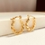 Brinco De Argola Click Com Design Torcido Folheado Em Ouro 18k - Maria Portto Joias 
