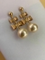 Brinco Laço Com Pérola Folheado Em Ouro 18K
