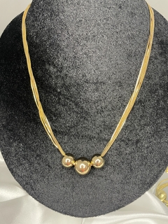 Collar triple con bolas doradas. - comprar en línea