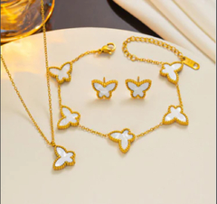 Set collar, pulsera y aretes de mariposa blanco.