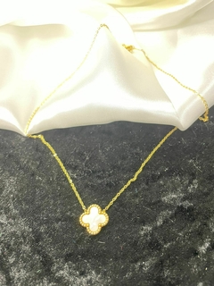 CADENA CON DIJE DE TREBOL.