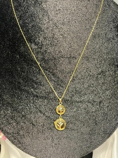 CADENA CON DIJE DE CRISTALES EN FORMA DE ROSA en internet