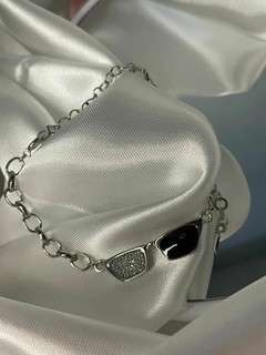 PULSERA CON GAFAS COLOR PLATA.