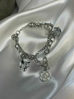 PULSERA CON DIJES DE FLOR, MARIPOSA Y CORONA