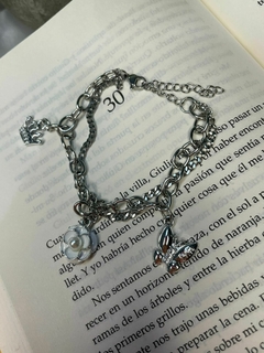 PULSERA CON DIJES DE FLOR, MARIPOSA Y CORONA - comprar en línea