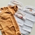 Imagen de CONJUNTO OCRE - BODY MANGA CORTA Y SET DE 3 BABTIAS