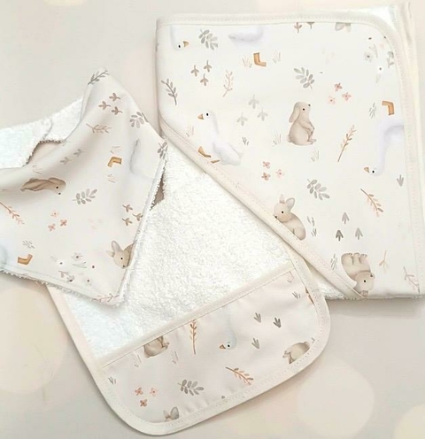 JUEGO DE TOALLON, BANDANA Y BABITA- Cisnes y conejos Natural