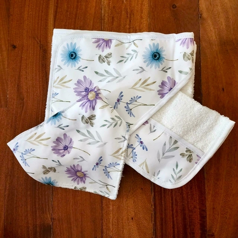 JUEGO DE TOALLON, BANDANA Y BABITA MARGARITAS LILAS Y AZULES