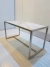 Mesita de luz o Mesa Ratona Simil Marmol Calacata White - Acero Y Marmol