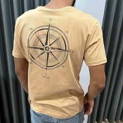 CAMISETA ESTAMPADA ROSA DOS VENTOS KINGE OCRE M