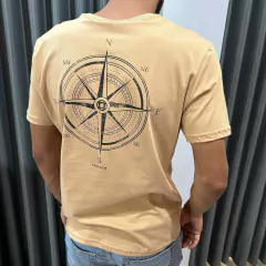 CAMISETA ESTAMPADA ROSA DOS VENTOS KINGE OCRE M