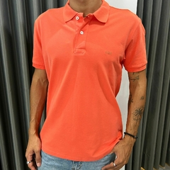 POLO PIQUET BORDADO BANDEIRA KINGEJOE SL CORAL G - Rouparia Conceito