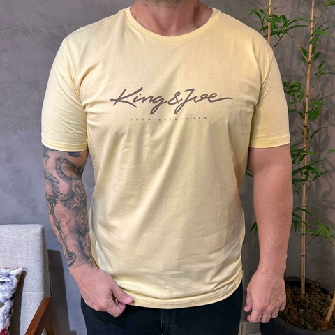 CAMISETA ESTAMPADA LOGOMANIA KINGEJOE AMARELO P