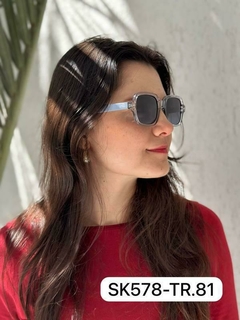 SK578-TR.81 OCULOS DE SOL QUADRADO ARMACAO TRANSLUCIDA E LENTE DEGRADE - Rouparia Conceito