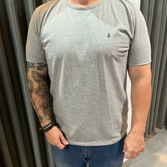 CAMISETA REGULAR MC PK - VERMELHO MALTA - Rouparia Conceito
