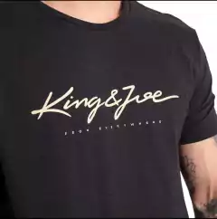 CAMISETA ESTAMPADA LOGOMANIA KINGEJOE AMARELO P - Rouparia Conceito