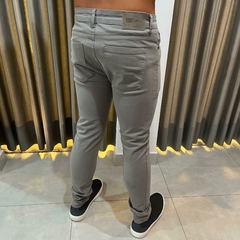 CALCA SARJA KINGEJOE SKINNY AREIA 38 - comprar online