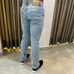 CALCA JEANS REGULAR MASC JEANS CLARO - comprar online
