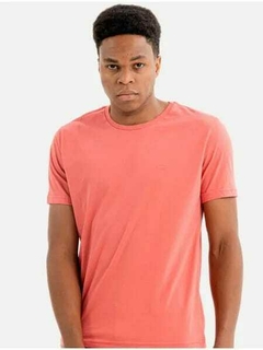 CAMISETA BASICA BORDADO KINGEJOE BEGE P - Rouparia Conceito