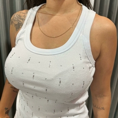 BLUSA CANELADA BRANCA COM DETALHES - comprar online