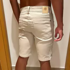 BERMUDA SLIM SARJA - AREIA - Rouparia Conceito