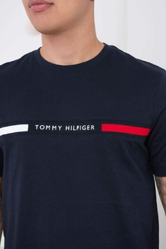 CAMISETA E TOMMY HILFIGER LOGO - Rouparia Conceito