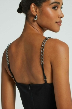 VESTIDO CURTO ALCA CORRENTE PRETO - Rouparia Conceito
