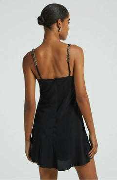 VESTIDO CURTO ALCA CORRENTE PRETO na internet