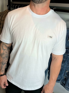CAMISETA FORUM M PRETO - Rouparia Conceito