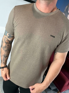 CAMISETA FORUM P MARROM WOLF FCI 5D672F7F-0DCB-40C5-ACFC-90BC8A78AB23 - comprar online