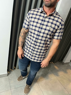 CAMISA CASUAL MASC MC BEGE C/ AZUL E VINHO - Rouparia Conceito