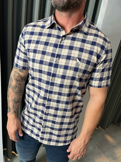 CAMISA CASUAL MASC MC BEGE C/ AZUL E VINHO - comprar online