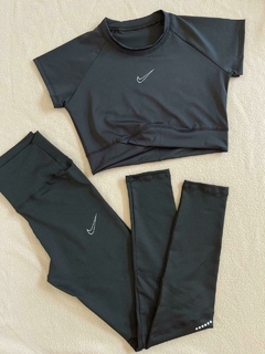 Conjunto Nike calza larga y crop top - comprar online
