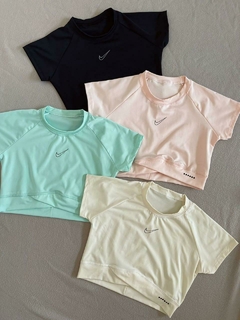 CROP TOP NIKE REMERA