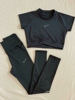 Conjunto Nike calza larga y crop top
