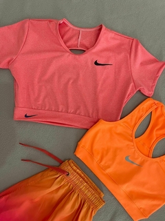 Crop top nike salmón