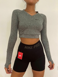 CROP TOP GRIS MANGA LARGA NIKE en internet