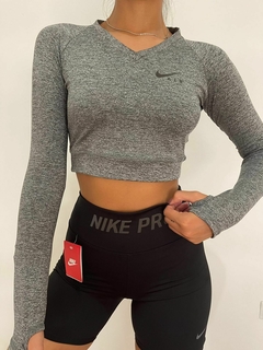 CROP TOP GRIS MANGA LARGA NIKE