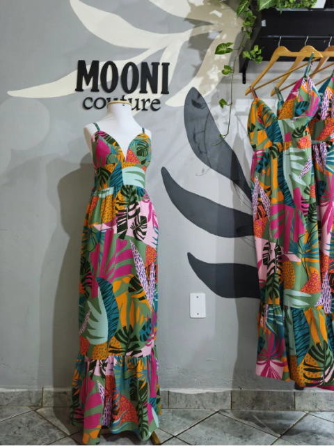 Vestido Karen: Longo, elegante e confortável para dias quentes. Alças reguláveis e elástico nas costas para máximo conforto. Totalmente forrado, perfeito para eventos especiais ou dias ensolarados.