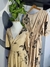 Vestido Luiza: Peça midi com decote V transpassado e elástico nas costas. Estampa colorida e mangas para um visual feminino. Look charmoso e elegante para todas as estações.