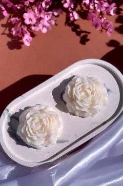 Lembrancinha - Flor Peônia no saquinho de Organza e Tag - Vela Aromática 30g (Mínimo 10 unidades)