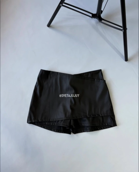 Short Pollera tiro bajo - ECO CUERO